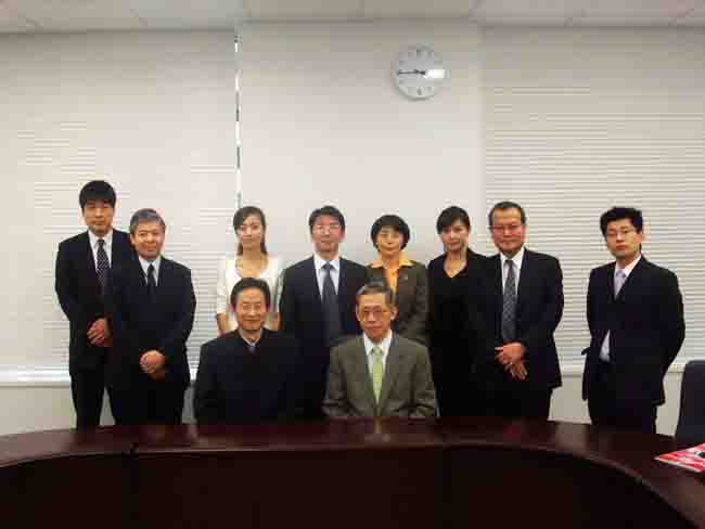 與客戶(hù)合影（左前一、我公司董事長(zhǎng)）